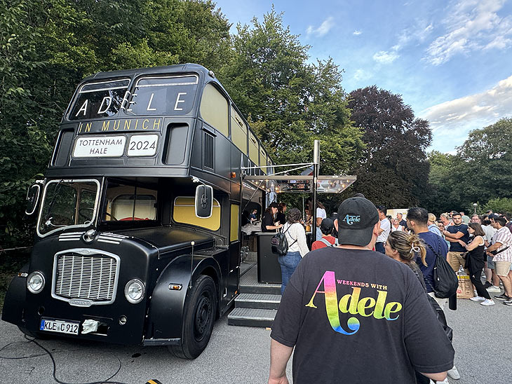  Adele Pop-Up Merch Bus noch bis 03.08.2024 auf dem Parkplatz hinter dem Haus der Kunst (&copy;Foto: Martin Schmitz)
